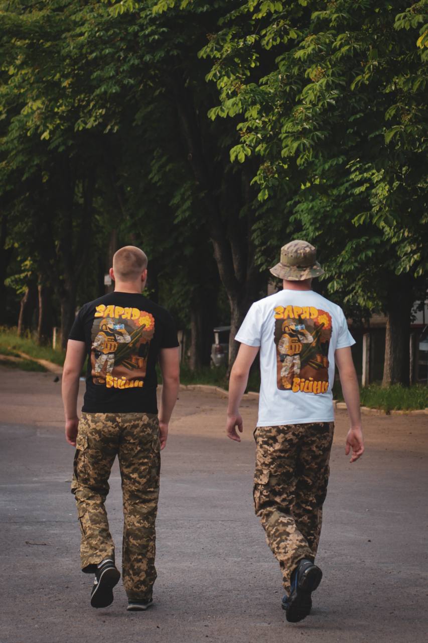 T-shirt Charging War